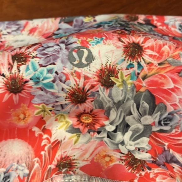 Lululemon Wunder under high rise crop - flowabunga print - size 6 - Picture 8 of 9